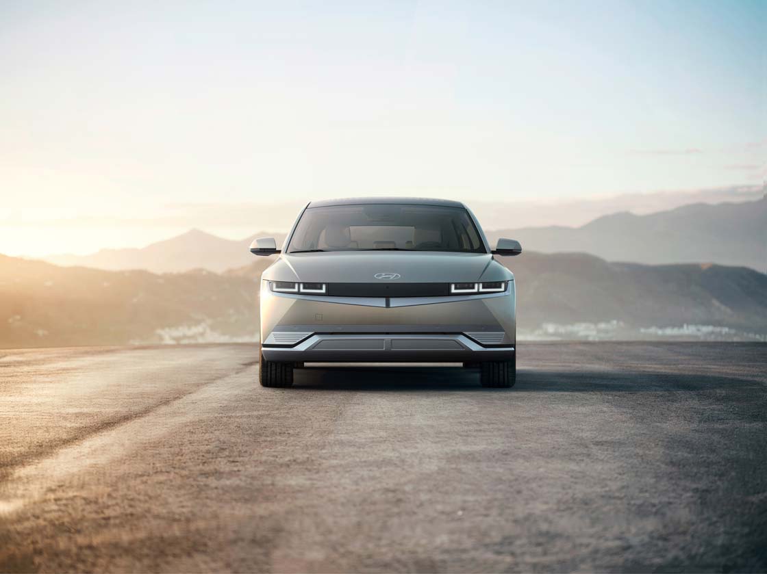 ioniq5 фото спереду на фоні гір